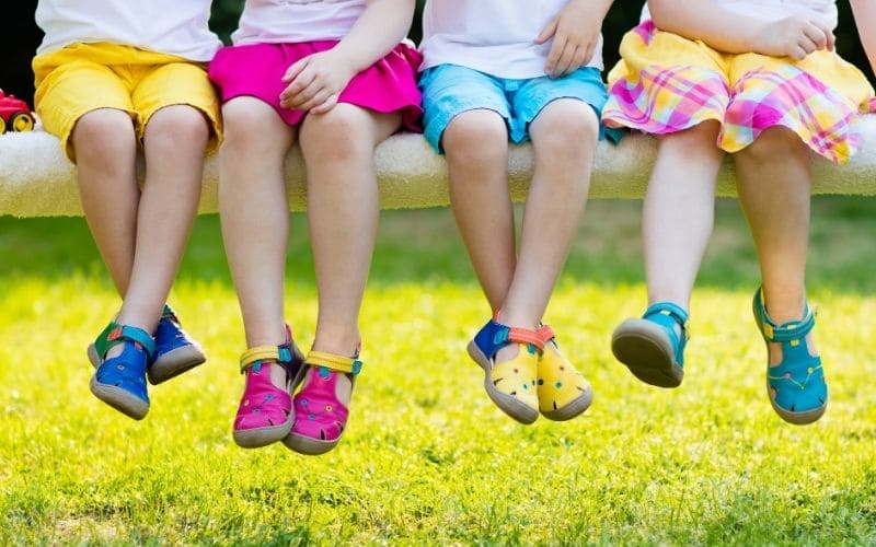 أحذية الأطفال: رفيق الخطى الأولى في عالم الراحة والأناقة